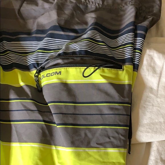 Volcom 4 way stretch swim trunks - Picture 3 of 3